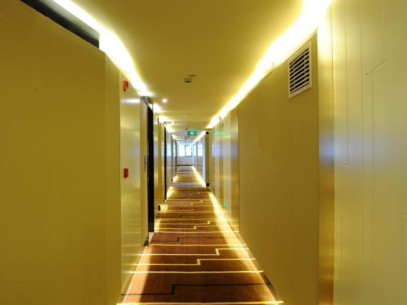 Lavande Hotel Zhuhai Gongbei Port Square Exteriör bild